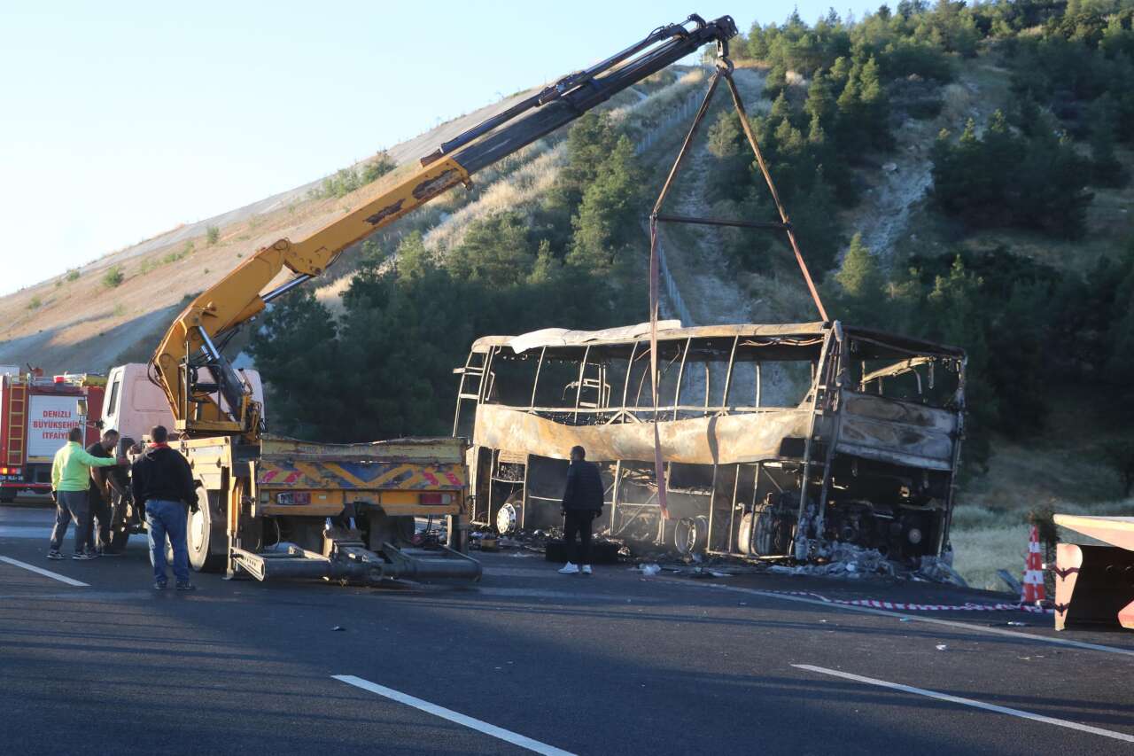 Yolcu otobüsü alev aldı! Biri bebek 8 kişi öldü, 33 yaralı var 12
